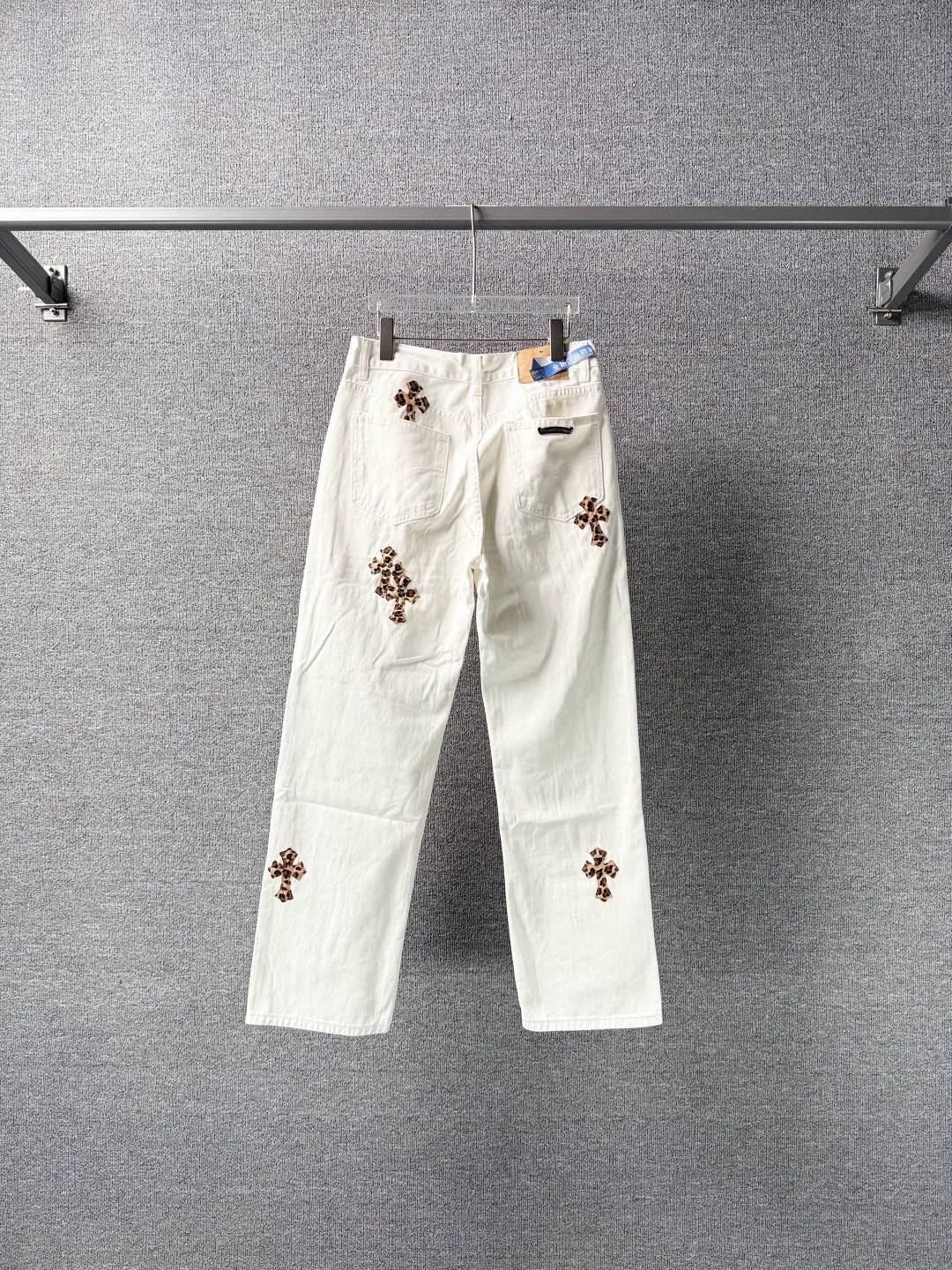 P230 💰 (Top version) Chrome Hearts/Chrome Hearts Classic white leopard print series colored leather cross washed color fabric unisex denim trousers Vibe style straight stacked god-level version Carbon fine bias denim color fabric Old vintage full set of hardware - Chrome Hearts white cow series The high version uses high-ounce custom fabrics, fermentation washing and soft color fixation, soft and thick to wear. The details are all made by hand-polished craftsmanship. Full-print jacquard fabric Unique design style. Through multiple processes to create a full retro feel. Unique niche non-contrast shirt. Customized distressed spray-painted buttons. Craftsmanship in every detail. Color: white leopard print. Size: 28-30-32-34 (corresponding to S-M-L-XL).